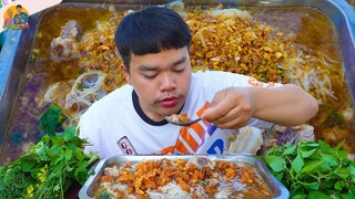 ก๋วยเตี๋ยวชีกโครงหมู น้ำพริกแคบหมูกรอบๆ แกล้มผักแบบหลาย แซ่บนัวคัก