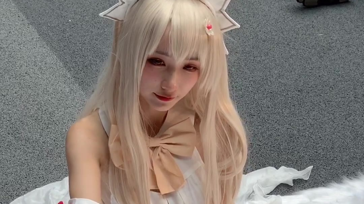 Angel in white cosplay
