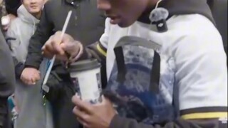 Anh chàng cường giáp lần đầu uống Trà Cơ Bá Vương: Ngon quá!