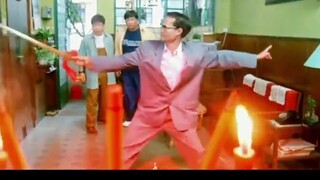 英叔想说，怎么也没想到有一天他手里的符是被灭火器喷灭的 "林正英僵尸电影