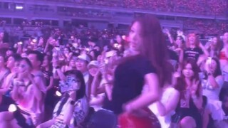 ظهرت فتاة على الشاشة الكبيرة في حفل بلاكبينك، ومظهرها الواثق والرائع يُحبّبها حقًا!!