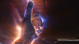 Siêu anh hùng hạ cánh, và Captain Marvel bay xuống bằng phi thuyền