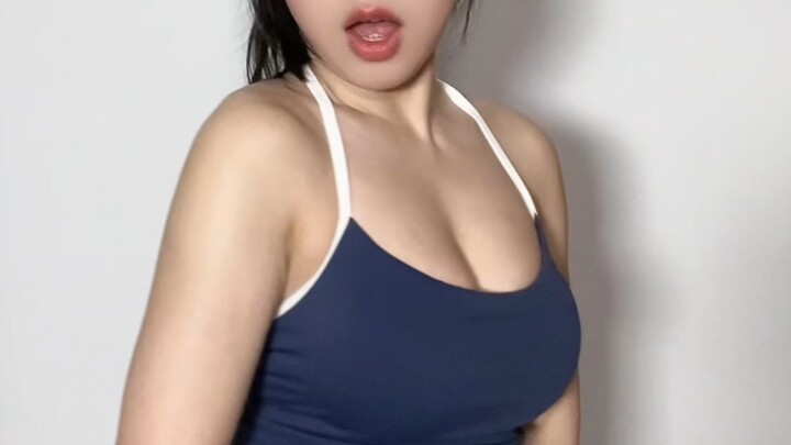Looks slim in clothes, curves visible without them—belly rolls don’t clash