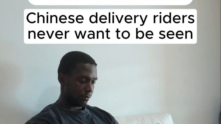الأخ البريطاني الأسود: عامل التوصيل الصيني لن يلمس أيًّا من العملاء أبدًا!