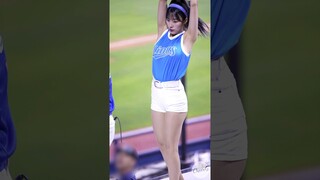 안타를 쳐줘요! 파울볼에 빙글돌아버림ㅋㅋ #이수진 #치어리더