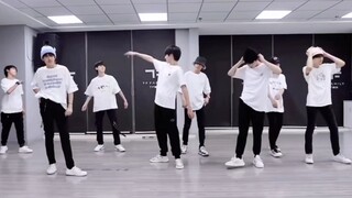 Tarian yang lagi ngetren nih, aduh bikin ngakak sampai mati