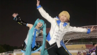 Catch Hatsune Miku dancing on the school playground