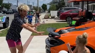 خدعت المارة بثقب البالونات، ظنوا أنها إطلاق نار فتبولوا من الخوف. #موقعي للإلهام الفكاهي##فيديو مضحك