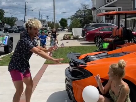 Chọc phá người qua đường bằng cách chọc bóng bay, tưởng nhầm là nổ súng nên ai nấy đều sợ toát mồ hô