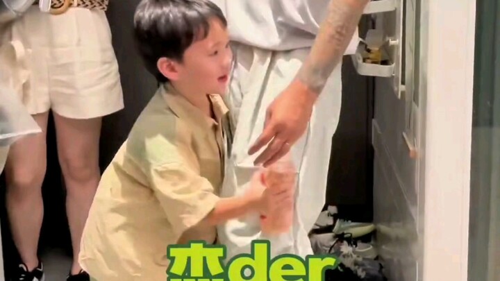 Dad’s Home Extra: All Together at Xiao Jie’s Place!!! Mario goes wild, enthusiastically tearing open