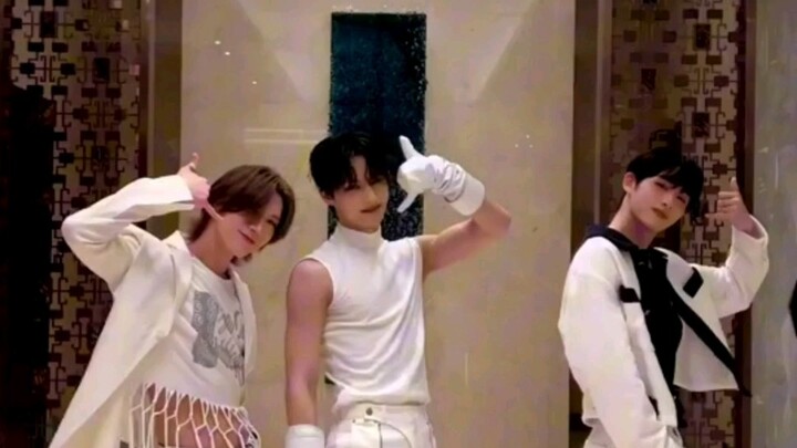 They’re finally in the same frame! Wen Junhui’s psycho challenge with Lee Young-chin (TEN) and D.Won