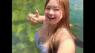 menikmati ke indahan alam