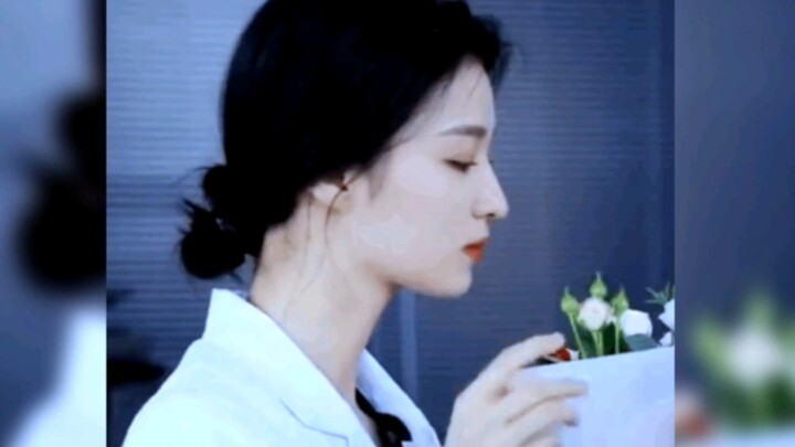 Who understands? Wen Yifan totally enjoyed putting their faces into it—it's so satisfying! Isn't it 