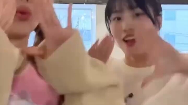 Momo sepertinya tidak punya banyak teman di dalam industri #twice #kpop