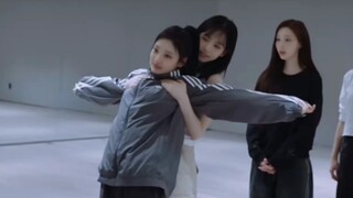 [Ning Yizhuo] Get out of the way, let me do it!!! Hiss, hiss, hiss.