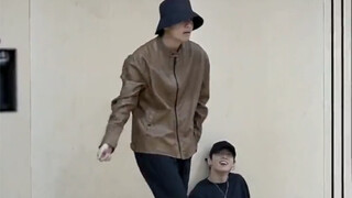 แทฮยองกำลังกระโดดบน "ชิงช้า" แมวเหมียว และดวงตาของกัวกั๋วก็แทบจะเต็มไปด้วยน้ำผึ้ง (*≧▽≦)