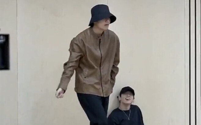 Taehyung is jumping on the cat-cat "seesaw" and Guoguo's eyes are almost filled with honey (*≧▽≦)