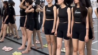 [Latihan Kelas Postur Tubuh dan Istirahat Antar Kelas untuk Mahasiswa Busana] Edisi Keempat