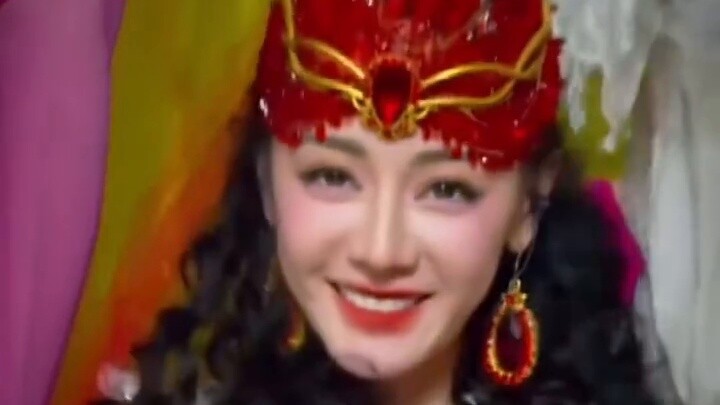 เทพเจ้าแห่งความงามที่แท้จริงมาหาเธอ และเธอก็เปล่งพลังทางจิตวิญญาณออกมาเมื่อเธอเต้นรำ