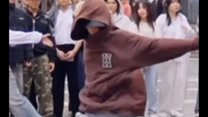 شخص قوي ولا يتكلم كثيرًا... أحد المشاهير على تطبيق سويو يرقص على أغنية ENHYPEN "Future Perfect (Pass