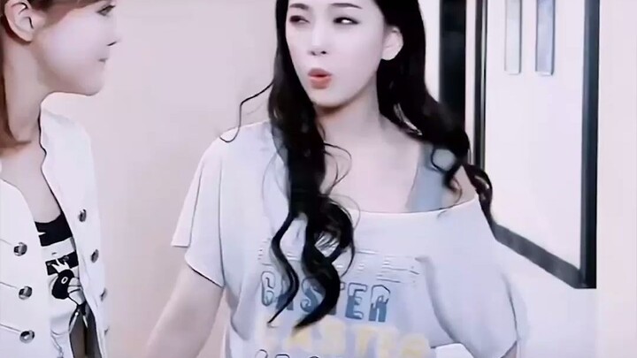 ชายคนนี้ดูหล่อตั้งแต่แรกเห็น และยิ่งหล่อมากขึ้นเมื่อสวมชุดเกราะ