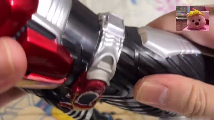 [Ledakan armor satu klik] Potong antena! Sudut-sudutnya tidak elastis! Dan efek suara transformasiny