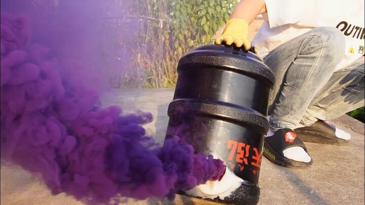 Cho lựu đạn khói M18 vào xô nước!