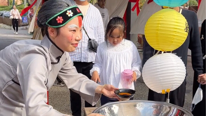 Đêm Halloween bày hàng bán canh Mạnh Bà, trẻ con thế mà còn bị dọa sợ!