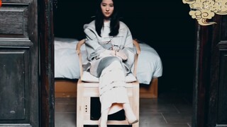 Cô ấy dường như là một linh hồn vài trăm tuổi bị nhốt trong ngôi nhà cổ, lặng lẽ nhìn chúng ta qua l