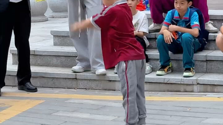 Định khoe chút kỹ năng, thế mà bị cậu nhóc đá thẳng vào mặt.