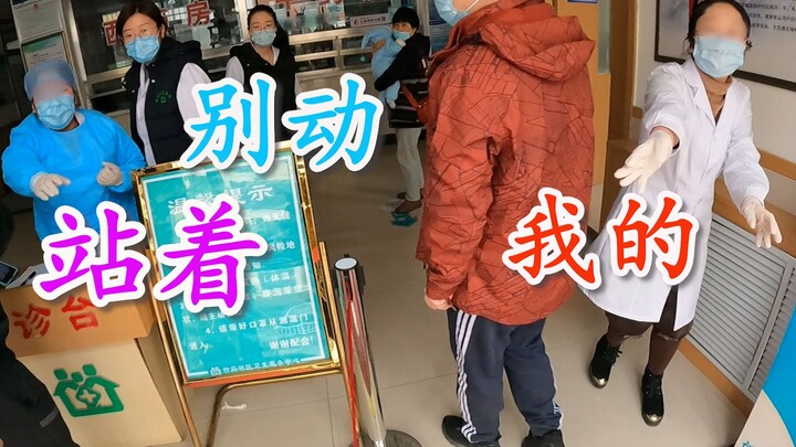 สาวน้อย: ยืนอยู่! อย่าขยับ! ของฉัน! ไรเดอร์ส่งอาหาร: เกิดอะไรขึ้น???