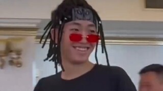 ชุดเดรดล็อคสุดเท่ของเด็กชายในงานเลี้ยงรับปริญญาของเพื่อนทำให้เขากลายเป็นจุดสนใจ ทันทีที่เขาเข้ามาในห