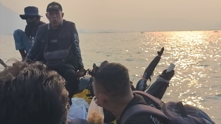 PANIK ... satu perahu di isi oleh 16 orang pemancing , gila sih ini