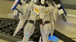 สิ่งที่สามารถทำได้ด้วย Iron-Blooded HG สองตัวและ SD Warring States Heretic หนึ่งตัว?