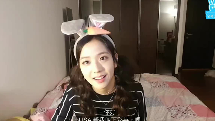 Jisoo was live-streaming in the dorm, and Jennie dropped by for a visit. Jisoo even did a leg kick a