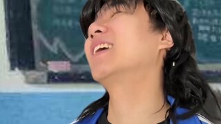 Khi bạn cùng bàn của tôi nhặt một con mèo và mang nó đến lớp học!