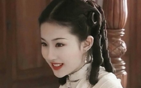 Unbelievable—this must be what a face of breathtaking beauty at fifteen or sixteen looks like in nov