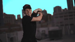 تحكم بالانفجار! رقصة خارجية جميلة جدًا من راقصة Krump الممتازة Jaja Vankova لأغنية Leaving Heaven من