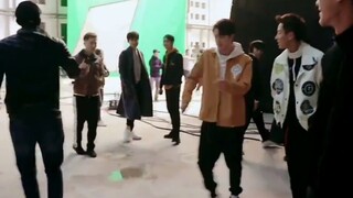 من غير راضٍ عن رقص وانغ ييبو؟ (كان دخوله ساحرًا جدًا!)