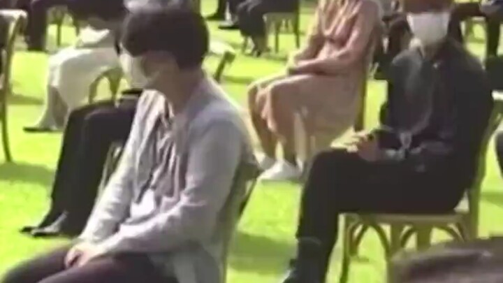 "Senang berkenalan, saya adalah BTS." "Kebetulan sekali, saya juga!"