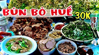 Choáng với tô BÚN BÒ HUẾ ngon rẻ chỉ 30K 4 người làm không kịp trên vỉa hè Sài Gòn I HiepVlog # 55
