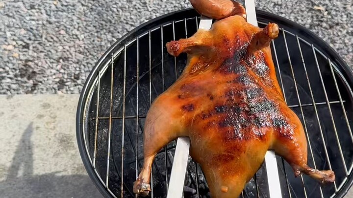 Minum bersama harus ada hidangan lezat, pemandangan indah pun bisa jadi teman minum!
