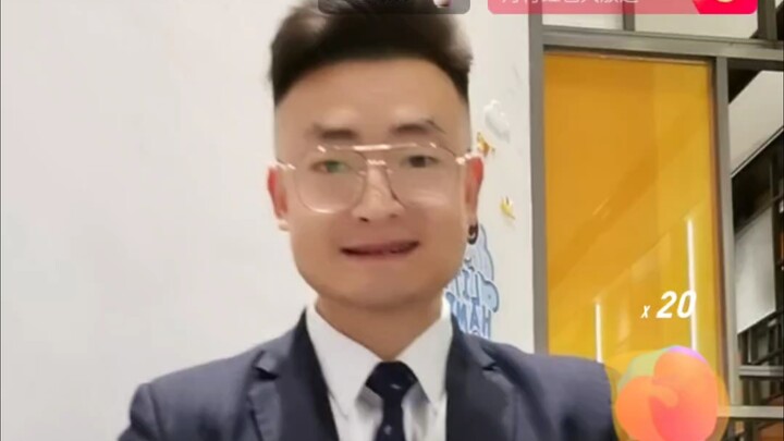 Dunfanghun discovered a 2,000-person livestream and got anxious because no one was dropping coins.