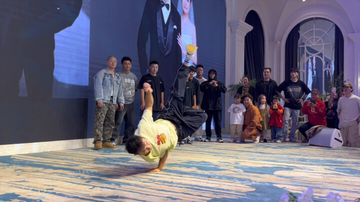 عرض الرقص في حفل الزفاف.. الجو مجنون وحافل بالحماس!