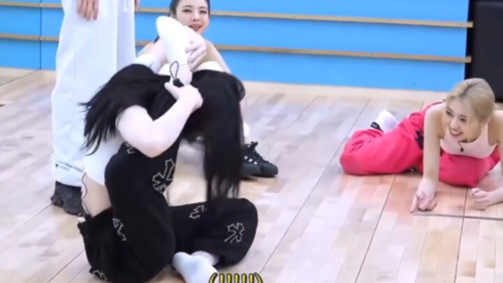 ITZY flexibility test ☞ Gorgeous pre-swing preparation ☞ The main dancer's pride