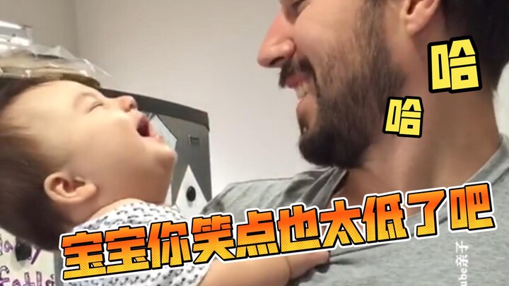 Bayi manusia yang tertawa terkekeh-kekeh karena digelitiki oleh “Aaachoo”~