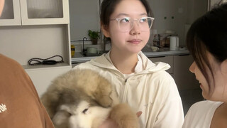 当女朋友在妹妹面前和我亲亲