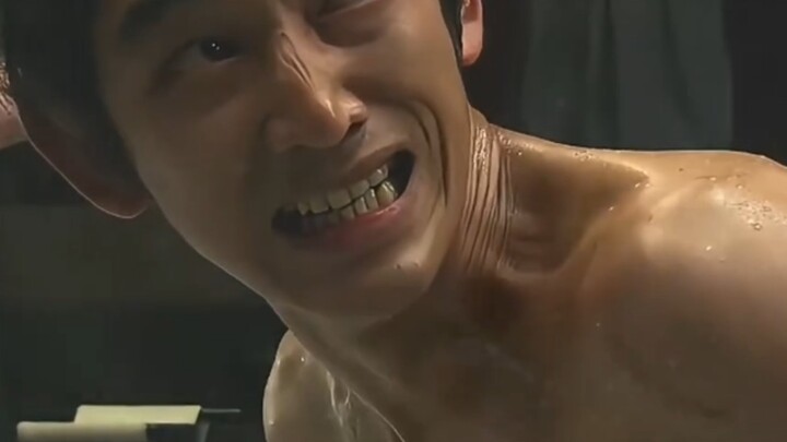 男人用竹刀切腹，可么也完成不了，只能可怜的看着刽子手，希望他能给自己一个痛快