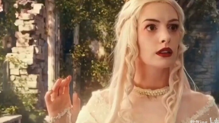 Red Queen: Why do you keep raising your hand? White Queen: Otherwise, how would you appreciate my ma