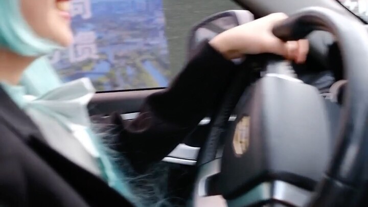 سائقة سيارة عصبية جدًا، أنا أحبها كثيرًا!